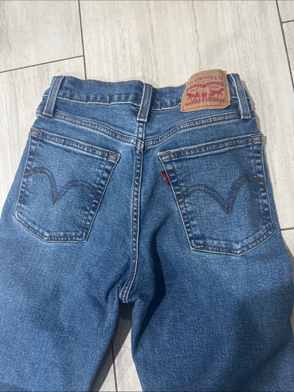 Levi's Women's Classic Dark Blue Straight Leg Jeans - Picture 3 of 8